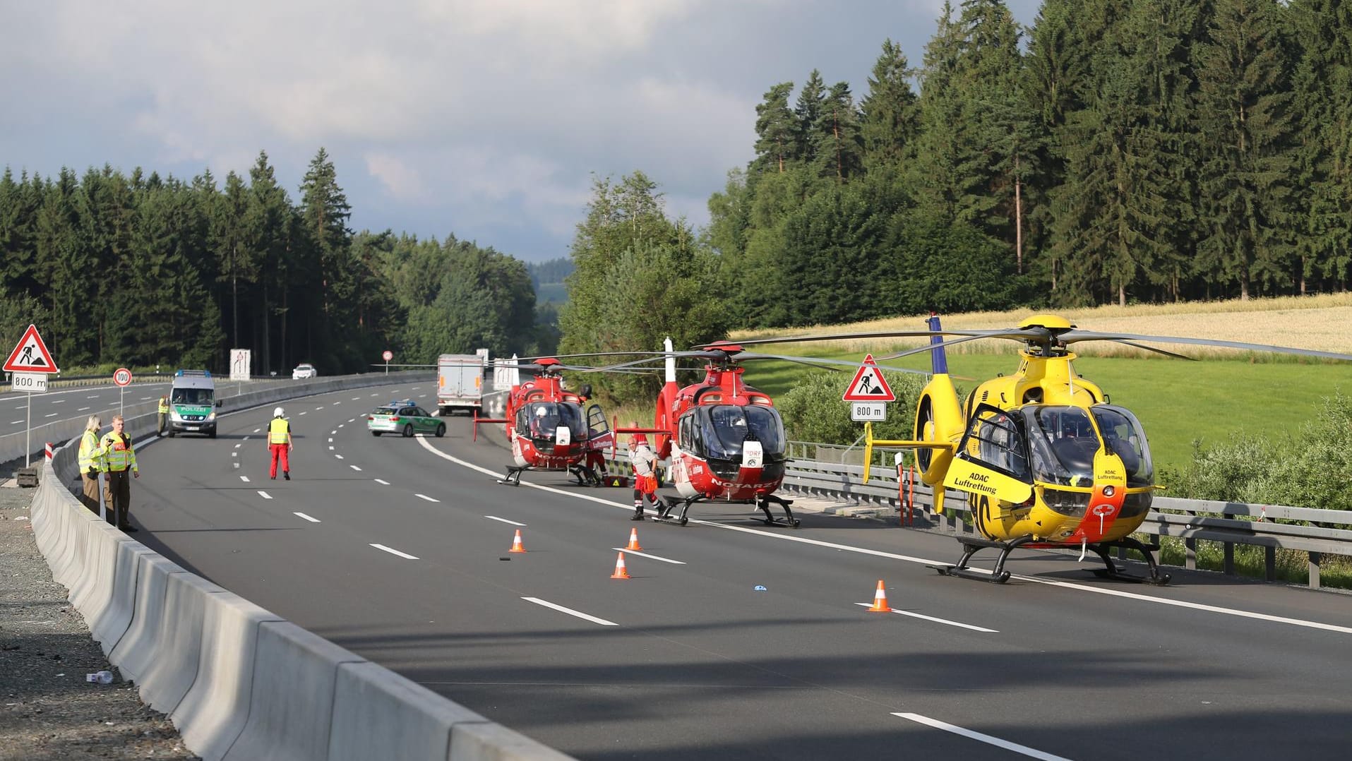Nach dem Busunfall stehen mehrere Rettungshelikopter für den Transport von Verletzten bereit.