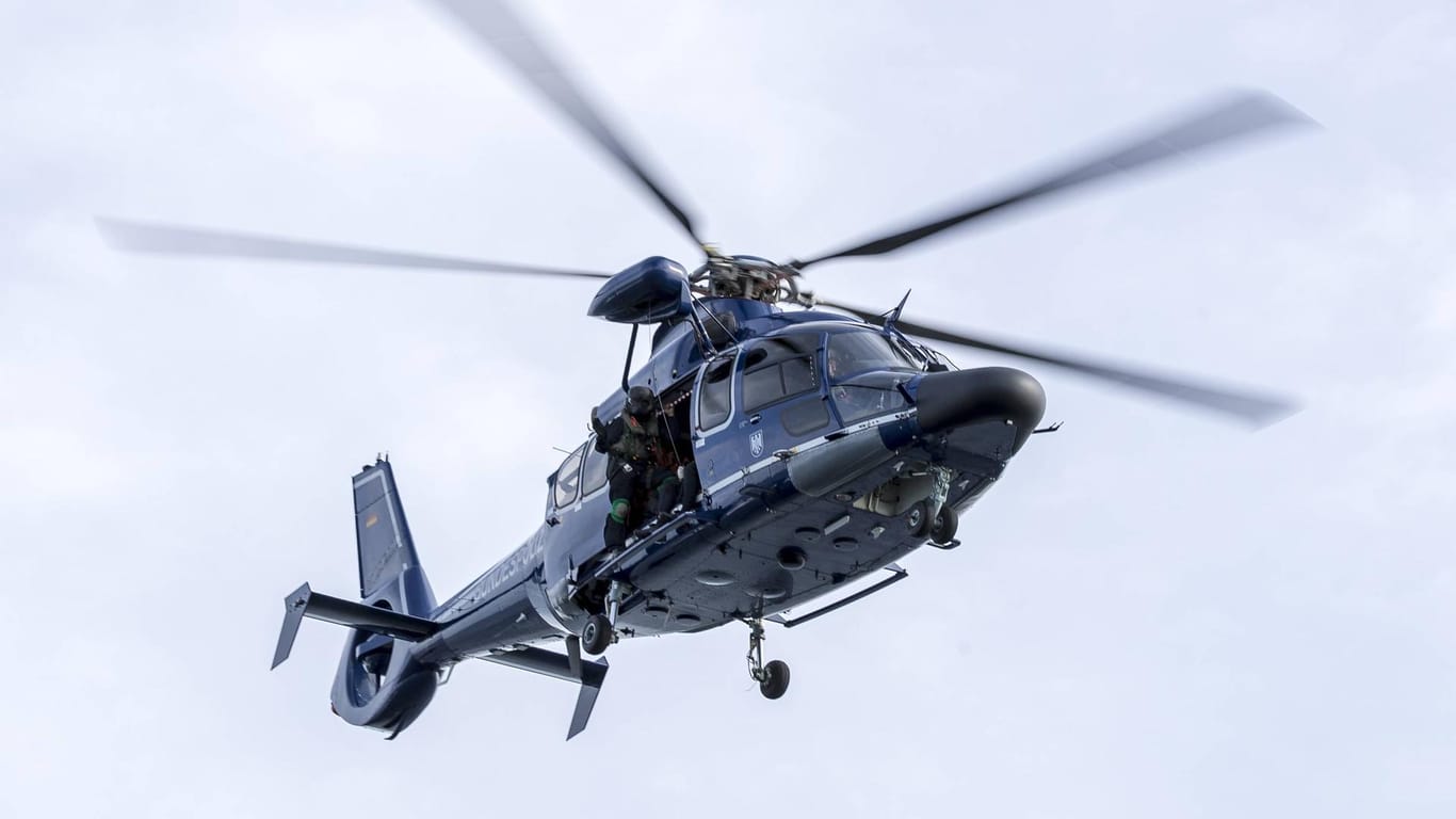 Eurocopter EC155B1 D HLTR der Bundespolizei während einer Übung mit der BP22 Neustrelitz, Bundespolizei.