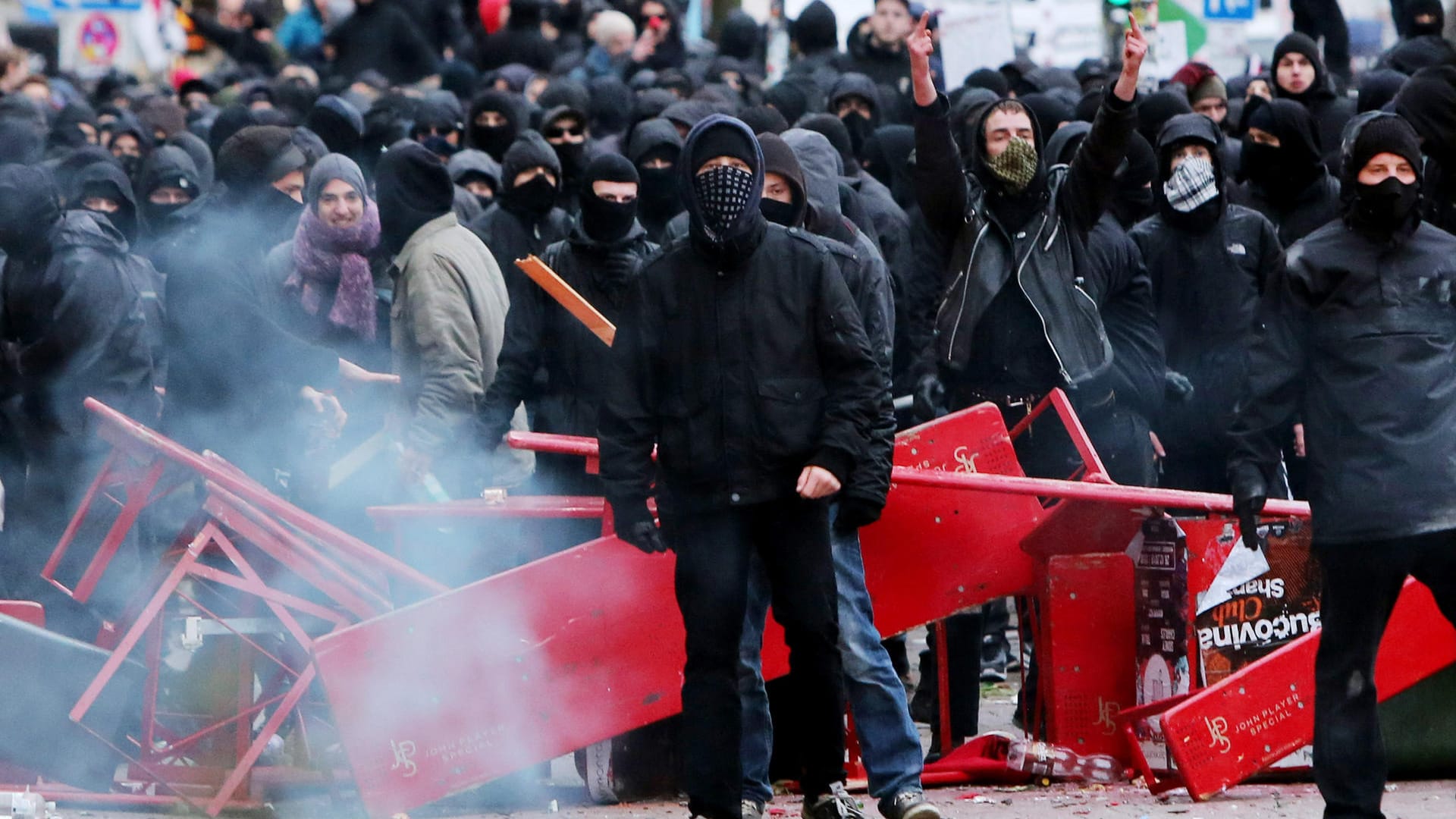 Demonstration vor dem Kulturzentrum "Rote Flora" im Schanzenviertel