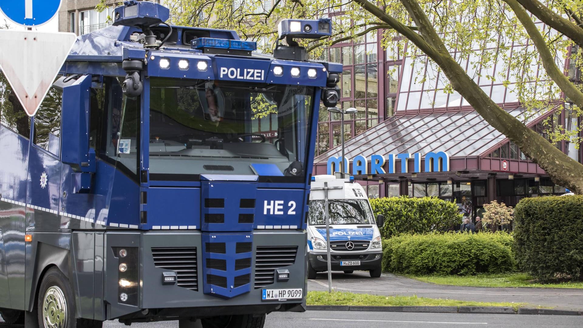 Die Polizei setzt bei viele Demonstrationen Wasserwerfer ein.