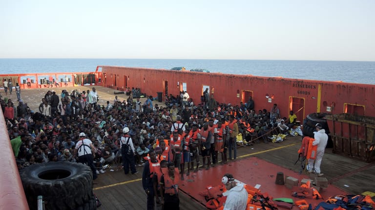 Aus Seentot gerettete Migranten warten auf den Transfer von einem zivilen Schiff im Mittelmeer auf das Rettungsschiff «Aquarius» der Hilfsorganisationen Ärzte ohne Grenzen und SOS Méditerranée.