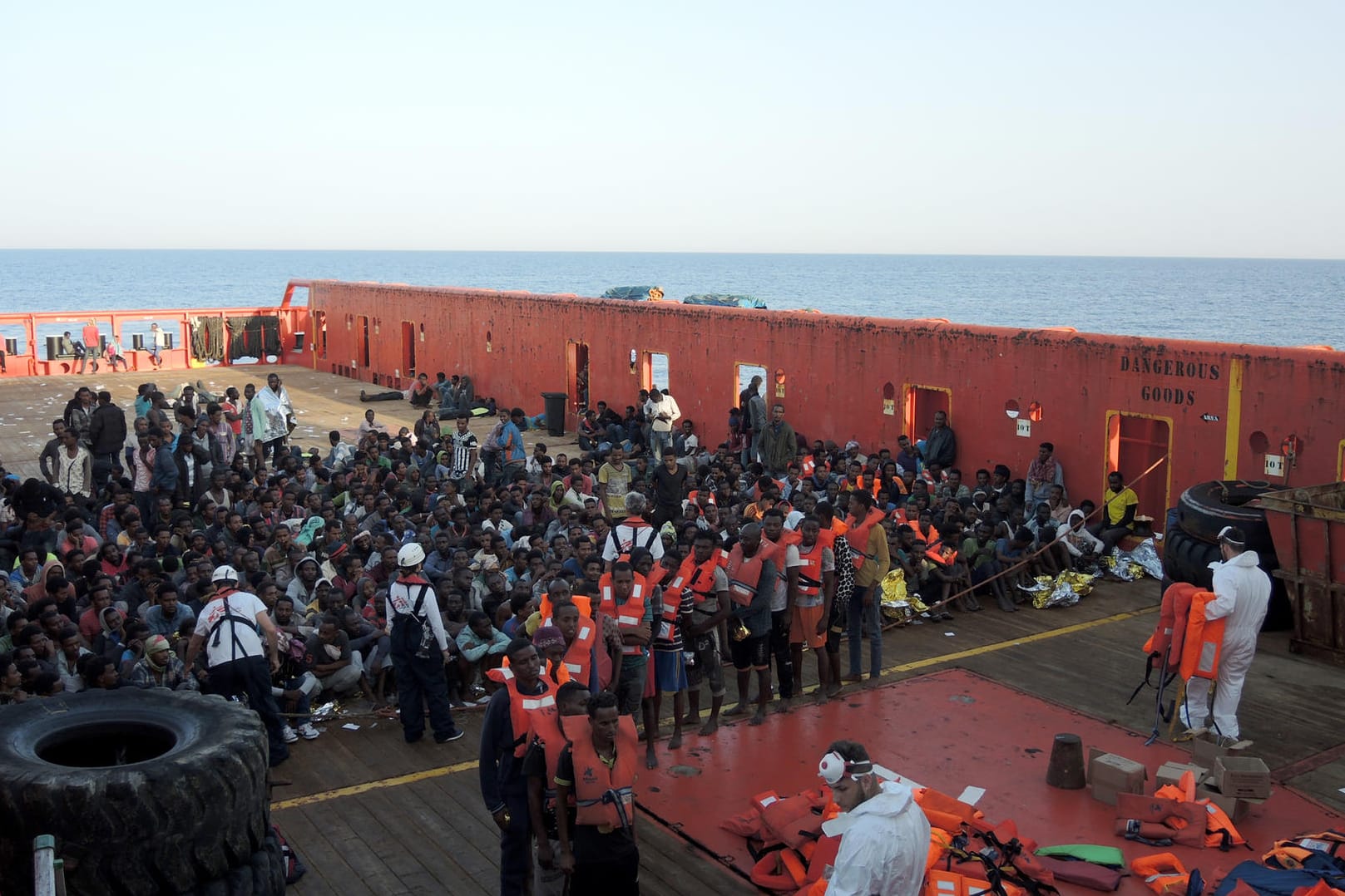 Aus Seentot gerettete Migranten warten auf den Transfer von einem zivilen Schiff im Mittelmeer auf das Rettungsschiff «Aquarius» der Hilfsorganisationen Ärzte ohne Grenzen und SOS Méditerranée.