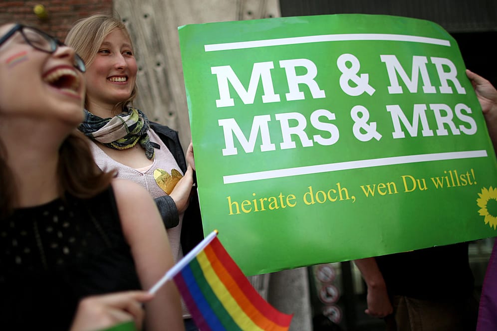 Mitglieder der Grünen feiern in Köln die Entscheidung des Bundestages über die Ehe für alle. Gegner der Entscheidung wollen vor dem Bundesverfassungsgericht klagen.