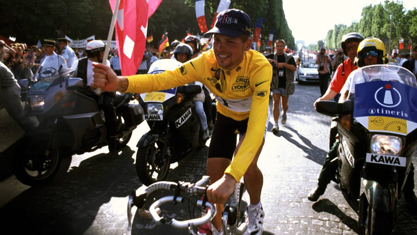 Jan Ullrich feiert seinen Gesamtsieg bei der Tour de France 1997 im Gelben Trikot auf der Champs Elysees in Paris.