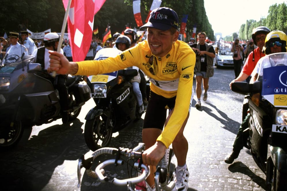 Jan Ullrich feiert seinen Gesamtsieg bei der Tour de France 1997 im Gelben Trikot auf der Champs Elysees in Paris.