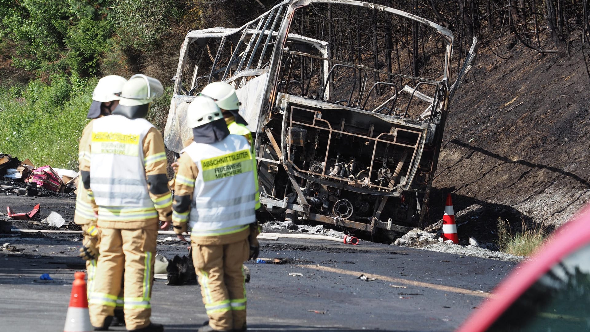 Bei dem schweren Busunfall auf der Autobahn 9 in Oberfranken sind nach Erkenntnissen der Polizei vermutlich 18 Menschen ums Leben gekommen.