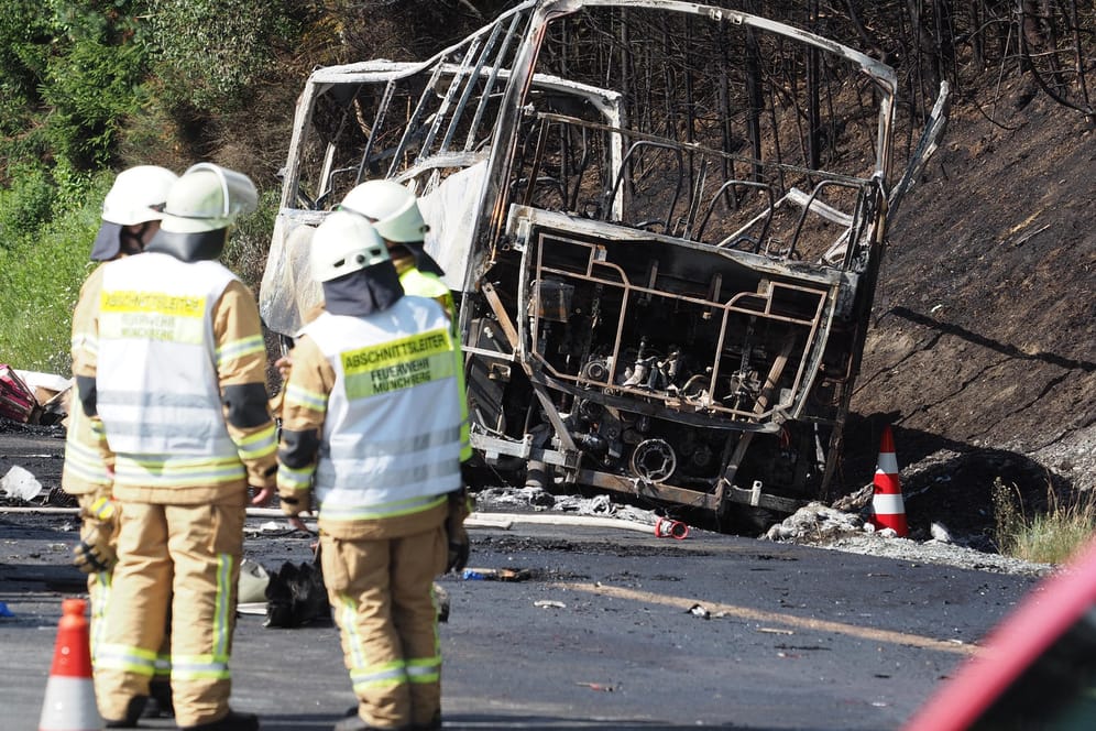 Bei dem schweren Busunfall auf der Autobahn 9 in Oberfranken sind nach Erkenntnissen der Polizei vermutlich 18 Menschen ums Leben gekommen.