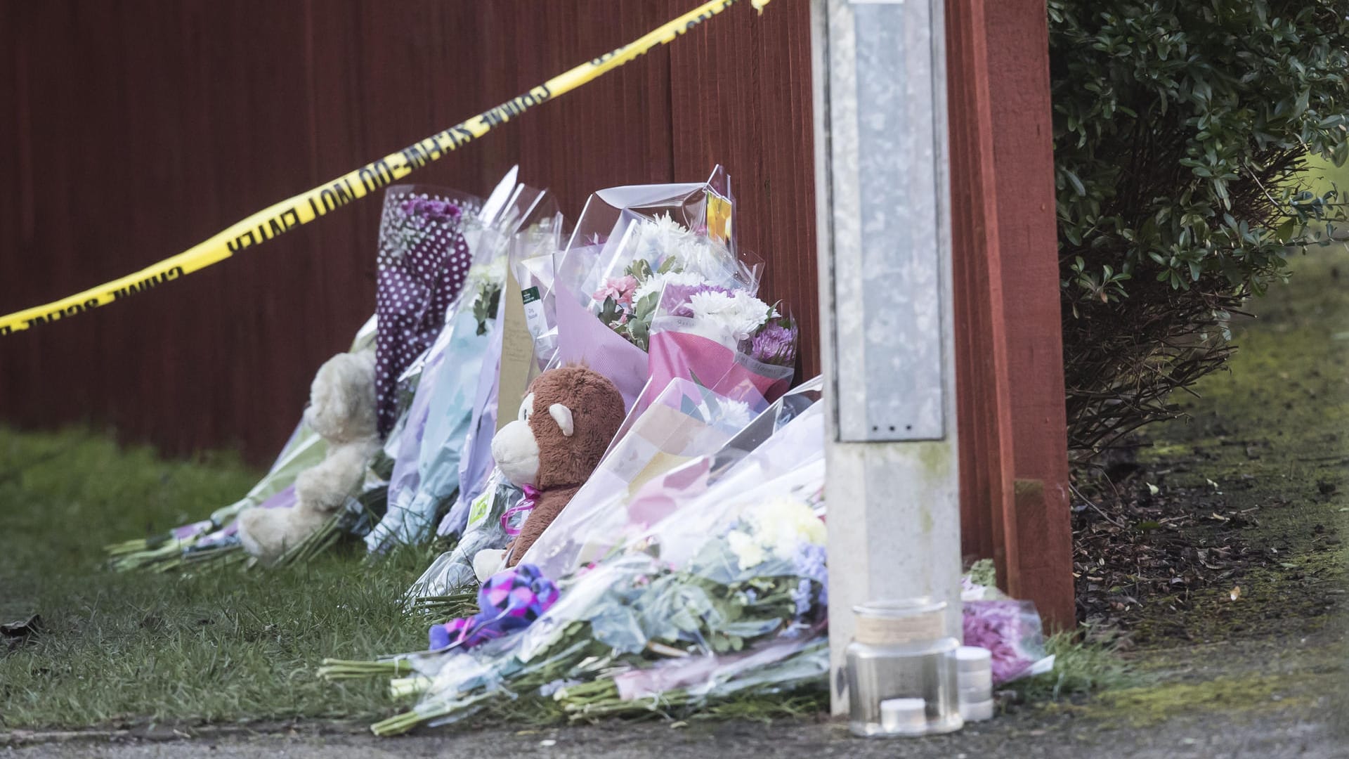 Blumen und Plüschtiere sind in Woodthorpe in York (Großbritannien) nahe der Stelle abgelegt, an dem die siebenjährige Katie mit schweren Verletzungen gefunden wurde. Blumen und Plüschtiere sind in Woodthorpe in York (Großbritannien) nahe der Stelle abgelegt, an dem die siebenjährige Katie mit schweren Verletzungen gefunden wurde.