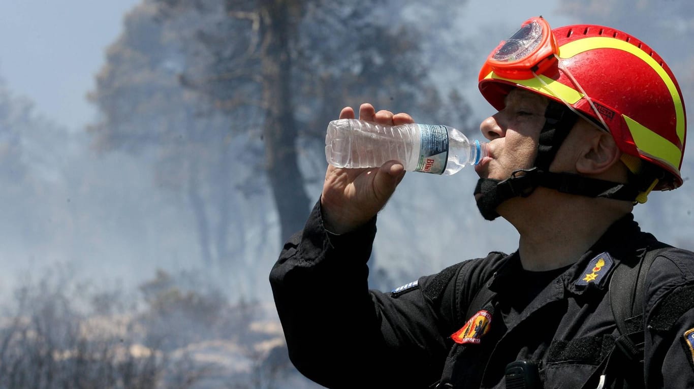 Ein Feuerwehrmann braucht Wasser zum Trinken während der letzten großen Waldbrände 2015.