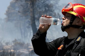 Ein Feuerwehrmann braucht Wasser zum Trinken während der letzten großen Waldbrände 2015.