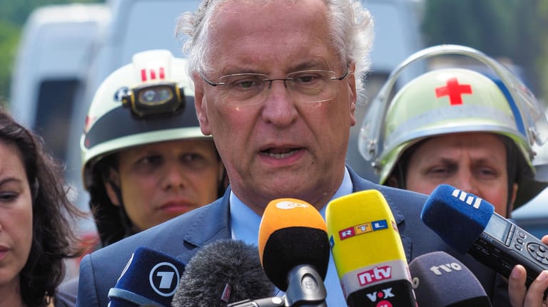 Der bayerische Innenminister Joachim Herrmann (CSU, M) hat das Verhalten vieler Autofahrer nach dem Busunfall kritisiert.