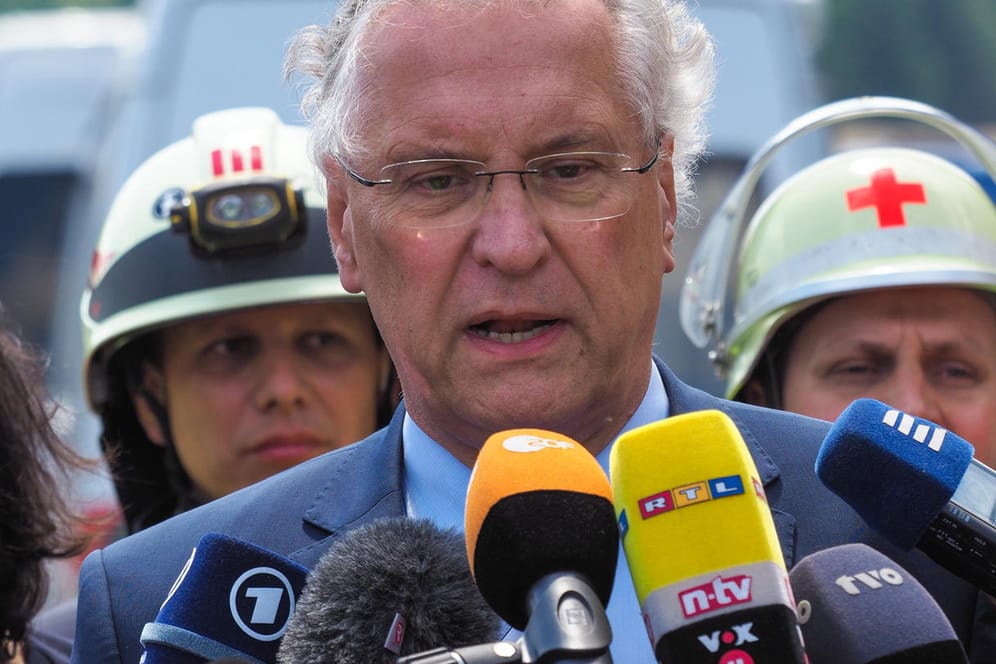 Der bayerische Innenminister Joachim Herrmann (CSU, M) hat das Verhalten vieler Autofahrer nach dem Busunfall kritisiert.