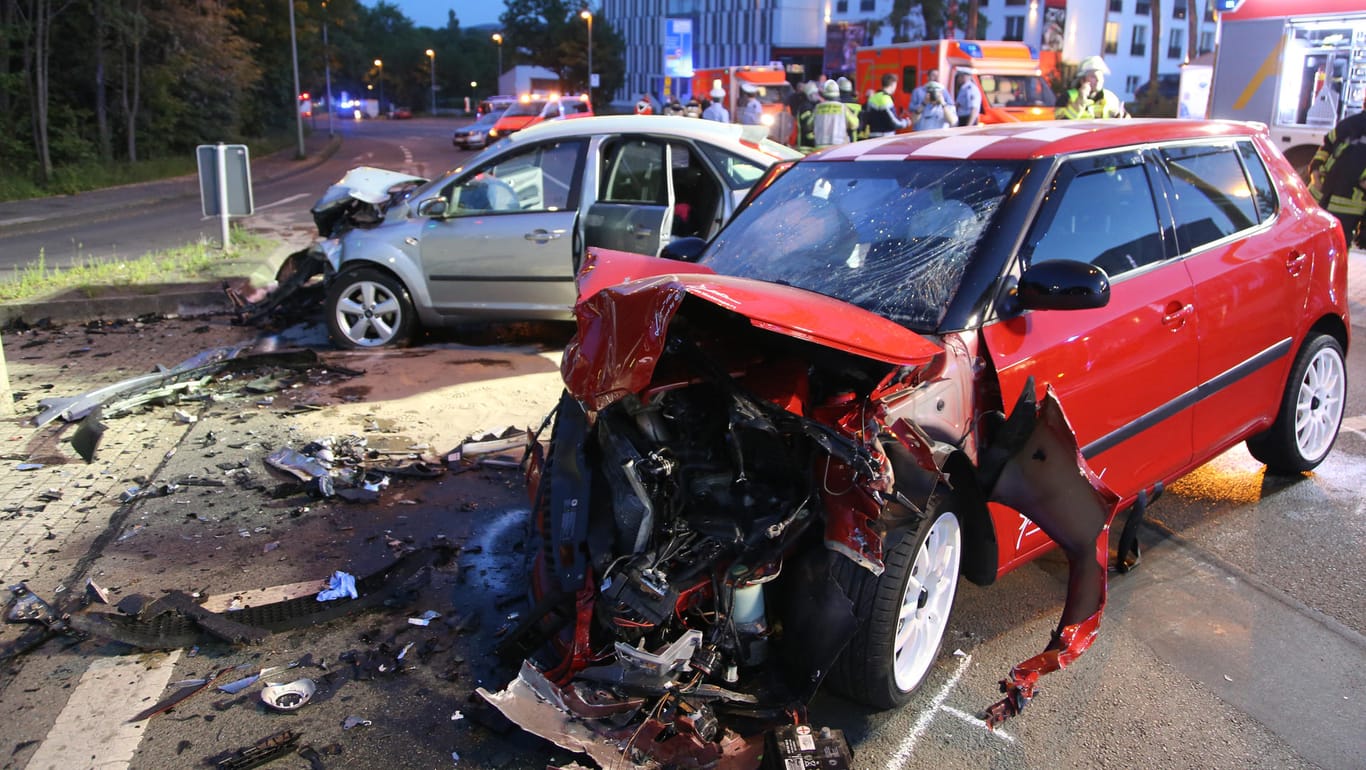 Nach dem schweren Unfall am 19. Mai 2016 stehen zerstörte Fahrzeuge auf einer Kreuzung in Hagen.