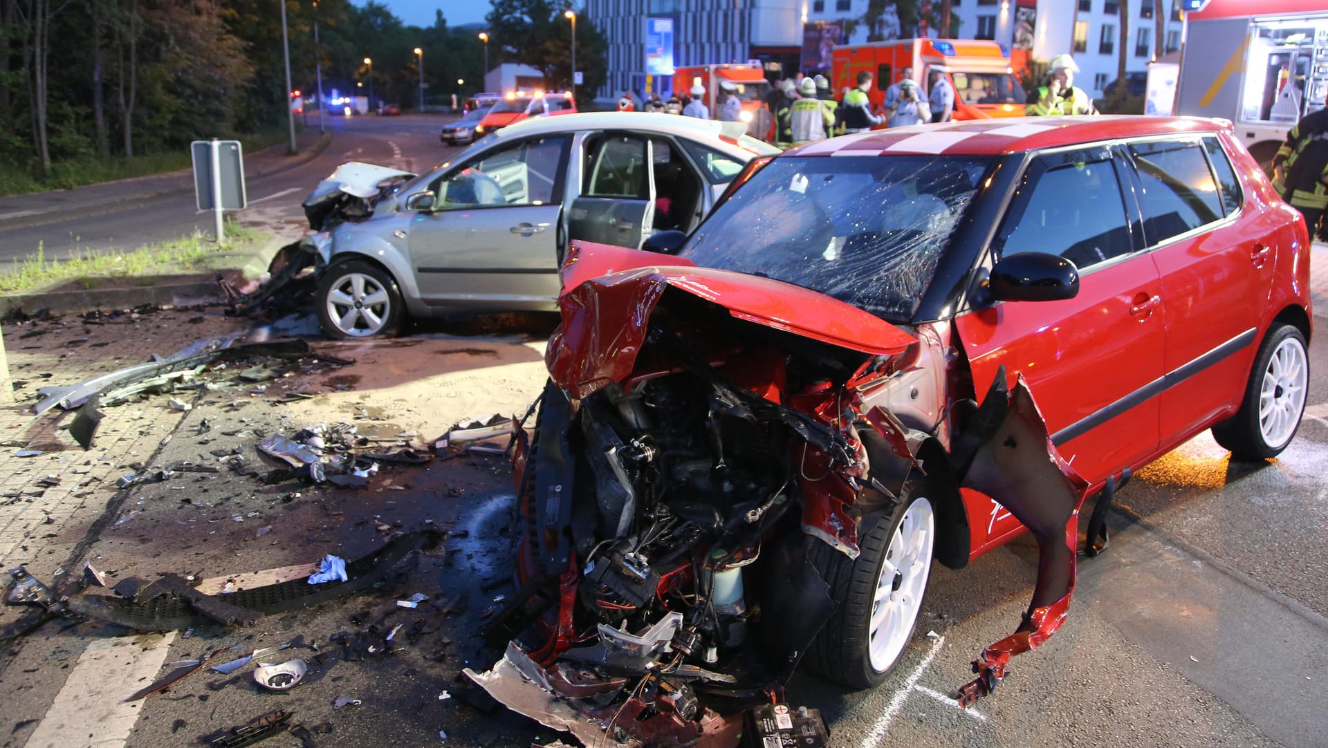 Nach dem schweren Unfall am 19. Mai 2016 stehen zerstörte Fahrzeuge auf einer Kreuzung in Hagen. Nach dem schweren Unfall am 19. Mai 2016 stehen zerstörte Fahrzeuge auf einer Kreuzung in Hagen.