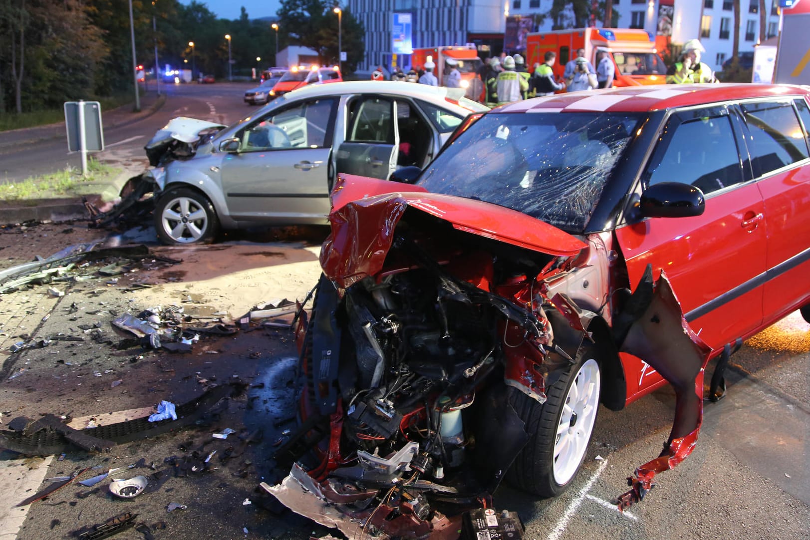Nach dem schweren Unfall am 19. Mai 2016 stehen zerstörte Fahrzeuge auf einer Kreuzung in Hagen.