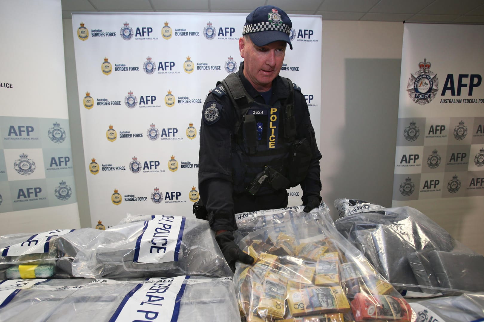 Da staunten die australischen Beamten nicht schlecht: 1,6 Millionen Dollar gut verpackt in Tüten