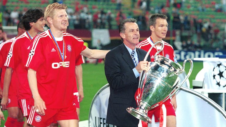Trainer Ottmar Hitzfeld mit Stefan Effenberg (l.) und Patrik Andersson auf Ehrenrunde nach dem Sieg in der Champions League 2001.