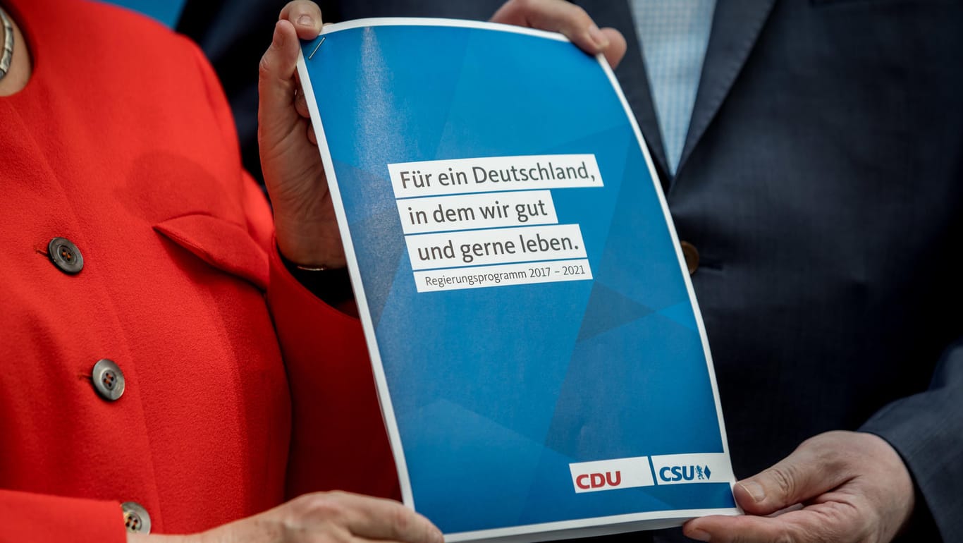 Angela Merkel steht neben Horst Seehofer bei der Pressekonferenz zur Vorstellung des Wahlprogramms.