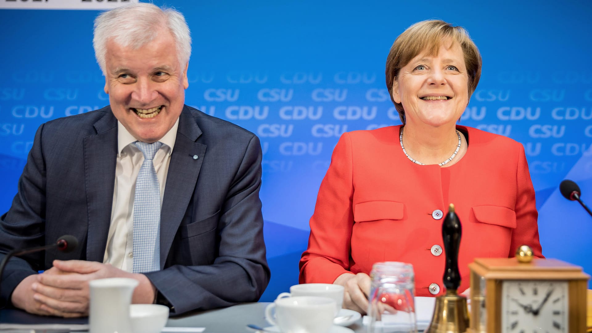 Kanzlerin und CDU-Vorsitzende Angela Merkel lacht neben dem CSU-Vorsitzenden Horst Seehofer bei der gemeinsamen Vorstandssitzung. Kanzlerin und CDU-Vorsitzende Angela Merkel lacht neben dem CSU-Vorsitzenden Horst Seehofer bei der gemeinsamen Vorstandssitzung.