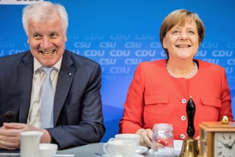 Kanzlerin und CDU-Vorsitzende Angela Merkel lacht neben dem CSU-Vorsitzenden Horst Seehofer bei der gemeinsamen Vorstandssitzung.
