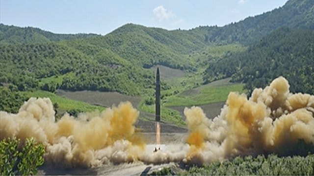 Das Standbild eines Videos des nordkoreanischen Fernsehsender KRT soll den Start einer Interkontinentalrakete vom Typ Hwasong-14 zeigen. Das Standbild eines Videos des nordkoreanischen Fernsehsender KRT soll den Start einer Interkontinentalrakete vom Typ Hwasong-14 zeigen.