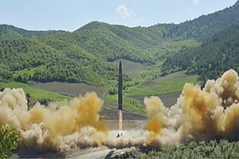 Das Standbild eines Videos des nordkoreanischen Fernsehsender KRT soll den Start einer Interkontinentalrakete vom Typ Hwasong-14 zeigen.