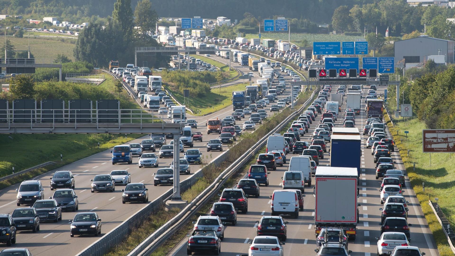 Auch die Autobahn 8 bei Stuttgart (Baden-Württemberg) ist ein Verkehrsknotenpunkt mit vielen Staus.