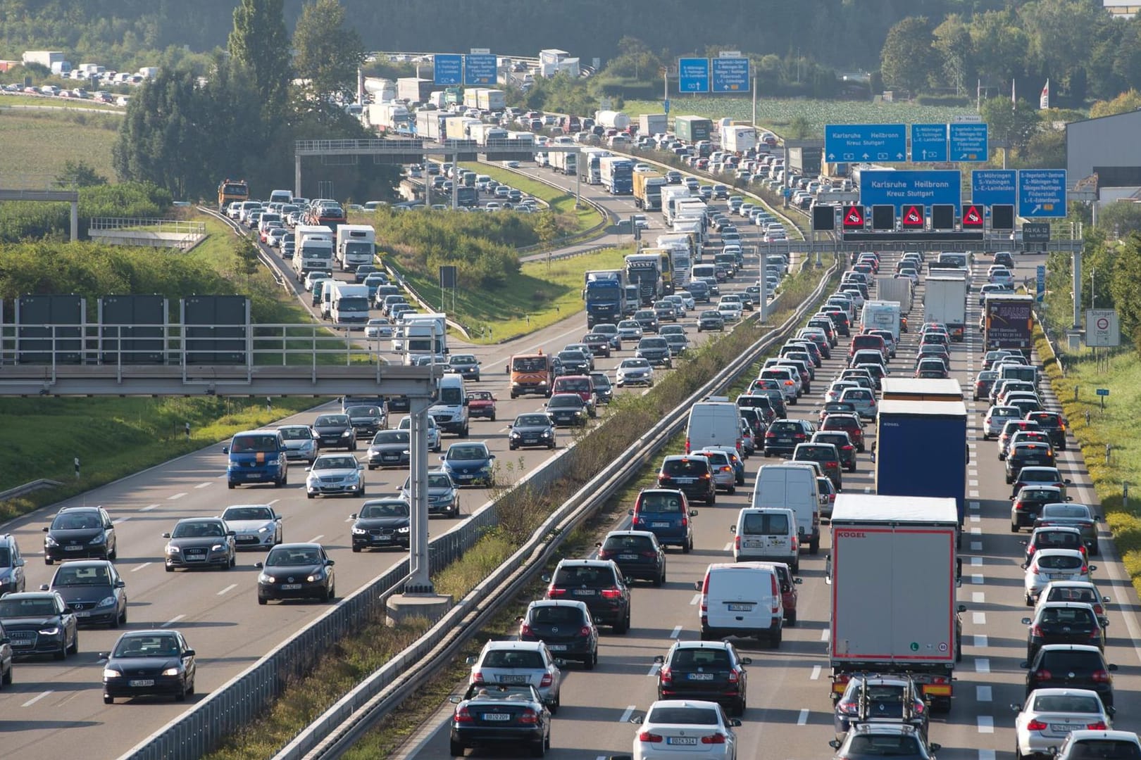 Auch die Autobahn 8 bei Stuttgart (Baden-Württemberg) ist ein Verkehrsknotenpunkt mit vielen Staus.