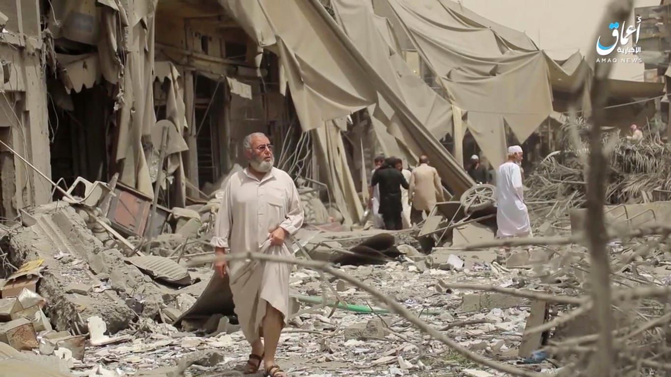 Bewohner von Al-Rakka zwischen den Trümmern zerstörter Häuser.