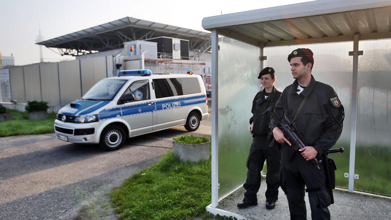 Polizisten sichern in Düsseldorf das Gebäude des Oberlandesgerichtes. (Symbolbild)