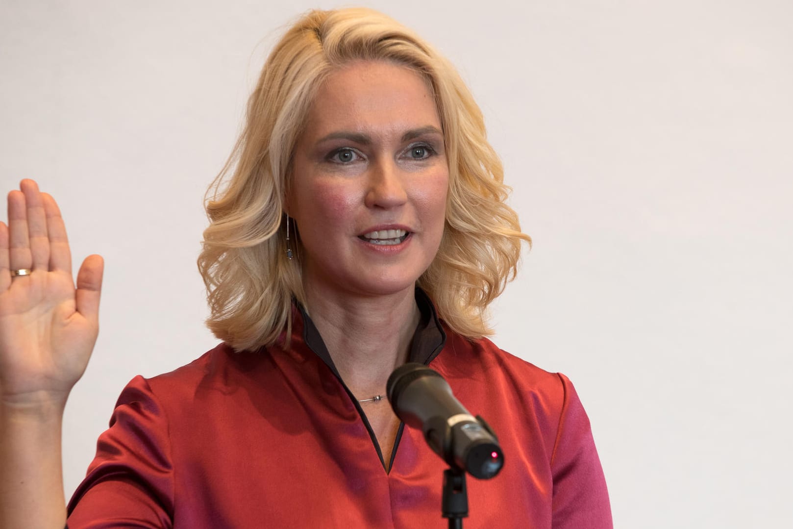 Die neue Ministerpräsidentin Manuela Schwesig (SPD) legt bei der Landtagssitzung am 04.07.2017 in Schwerin ihren Amtseid ab.