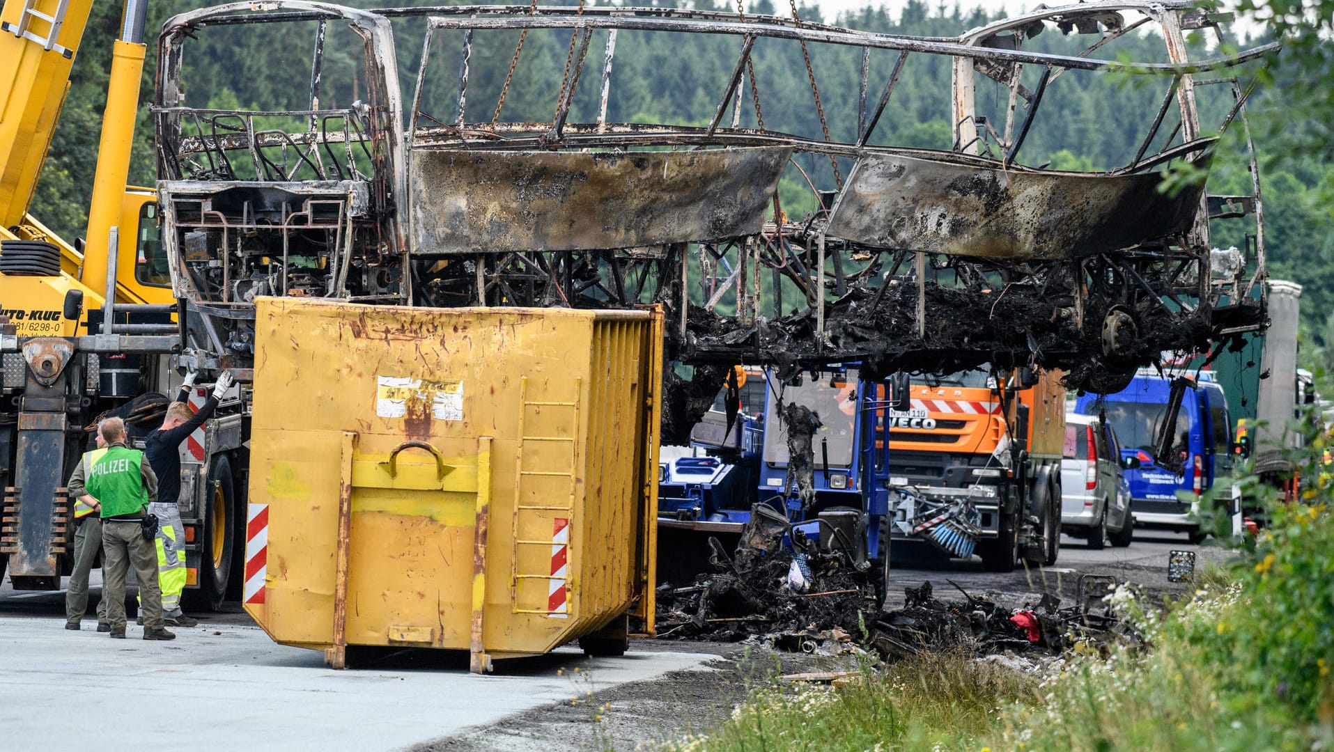 Das Wrack des völlig ausgebrannten Reisebusses bei Münchberg in Bayern.