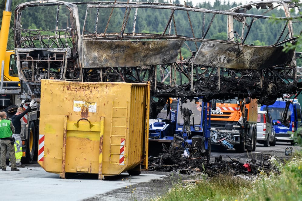 Das Wrack des völlig ausgebrannten Reisebusses bei Münchberg in Bayern.