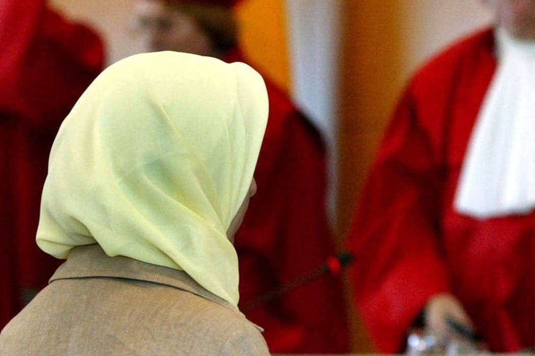 Richter des Bundesverfassungsgerichts stuften das Neutralitätsgebot höher als die Religionsfreiheit der Klägerin ein und lehnten den Eilantrag ab.