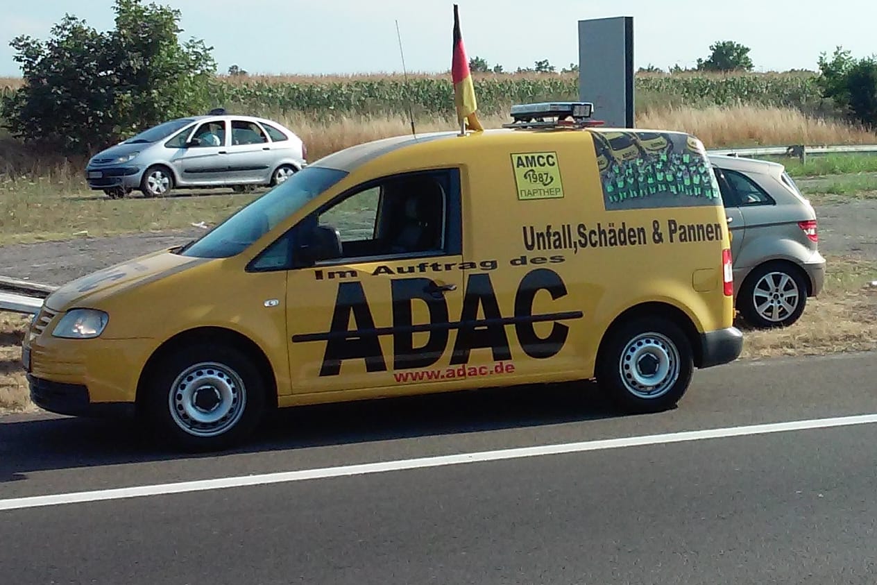 Erscheint wie ein Engel, ist aber keiner: Dieses Auto sieht nur aus wie ein offizieller ADAC-Pannenhelfer.