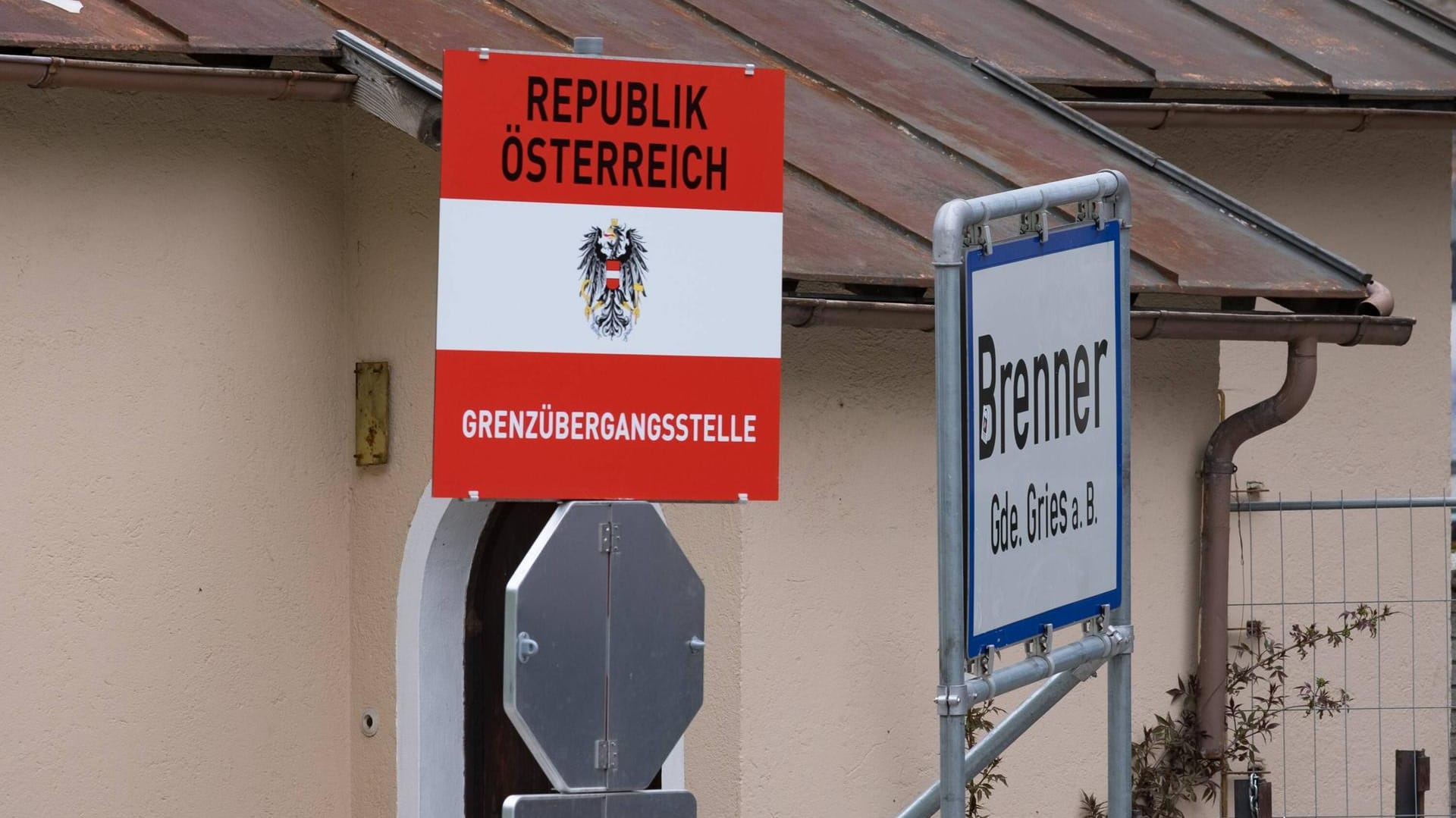Bald werden an der Grenzübergangsstelle zwischen Österreich und Italien auch Soldaten stehen. Bald werden an der Grenzübergangsstelle zwischen Österreich und Italien auch Soldaten stehen.