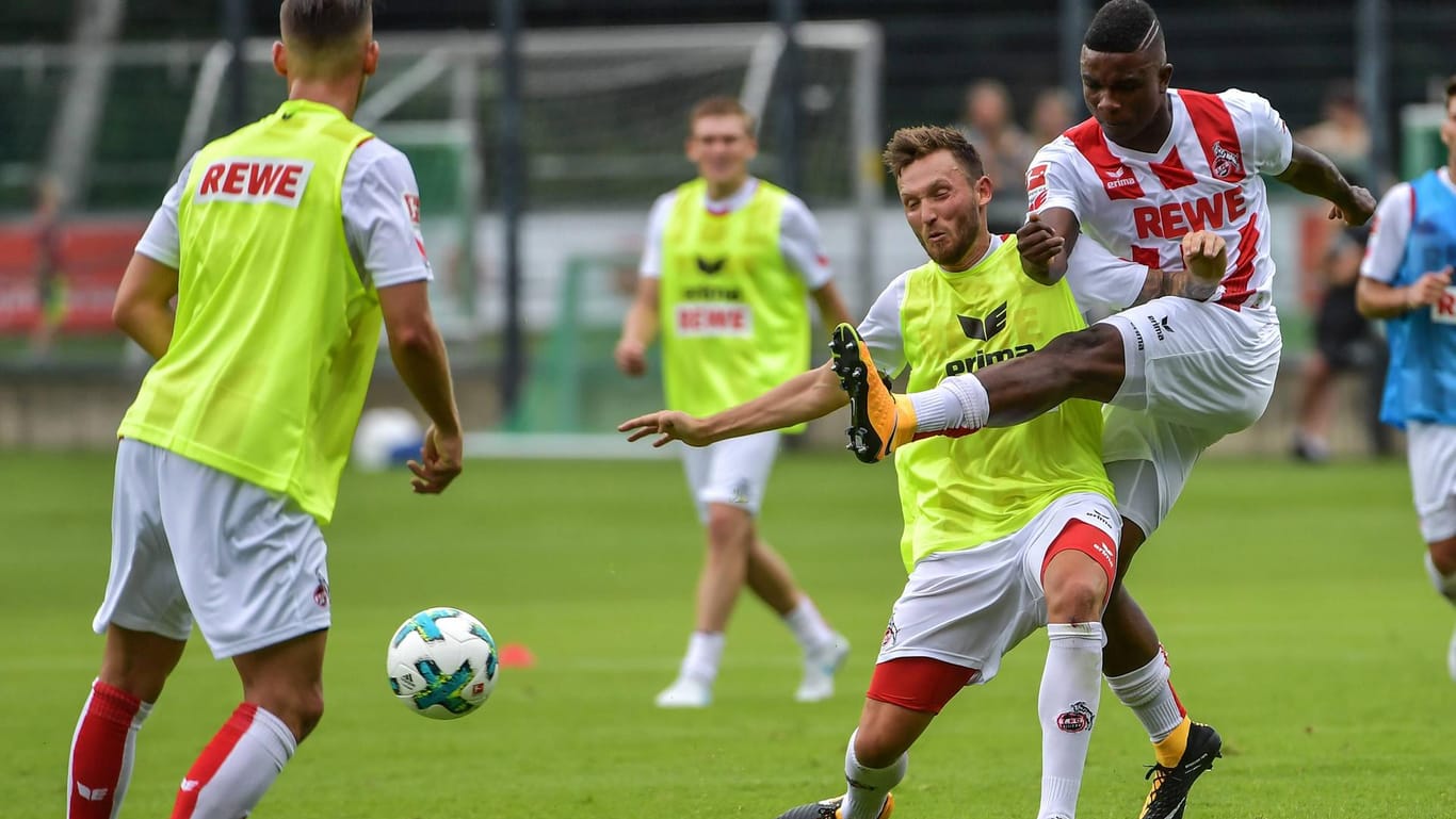 Kölns neuer Sturm-Star in Aktion: Jhon Cordoba (r.) zieht im Training bedrängt von Marco Höger ab.