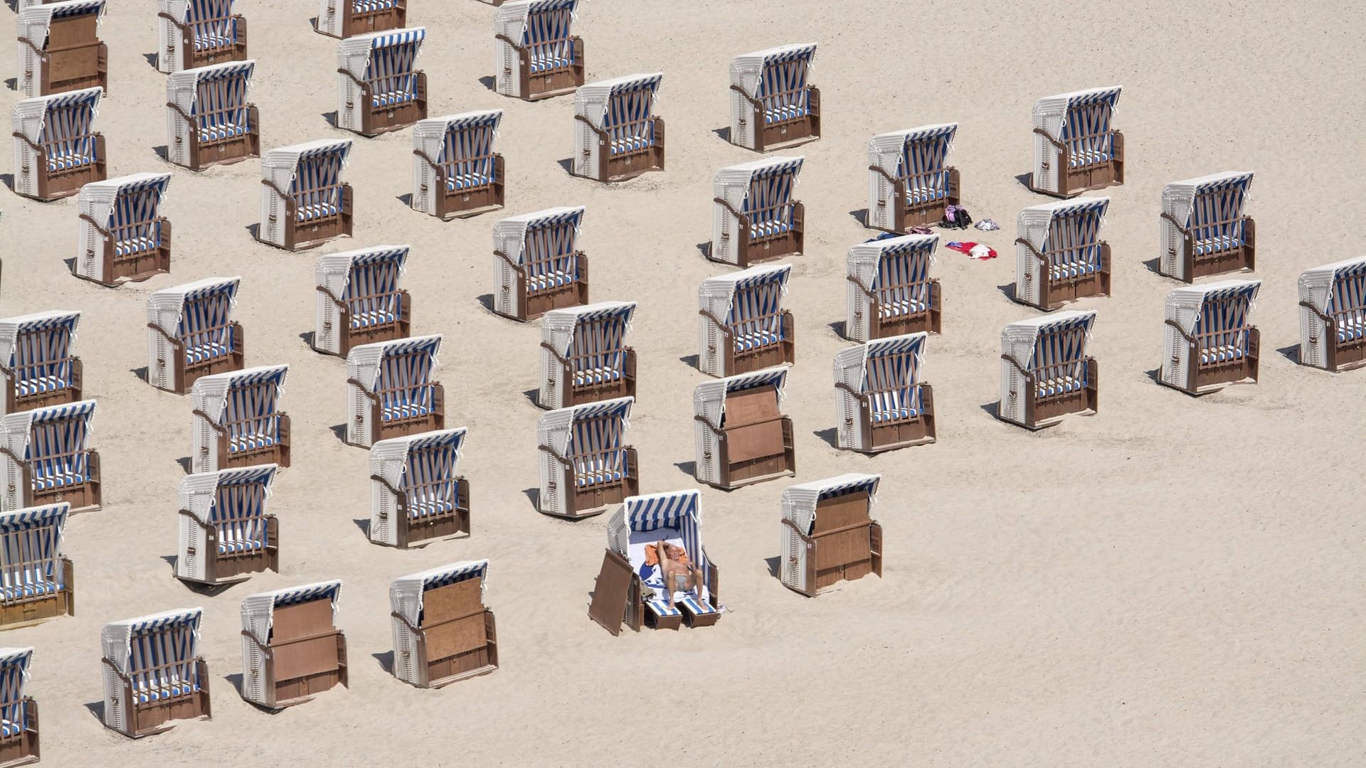 Die Strandkörbe für die Badesaison 2017 stehen an Mecklenburg-Vorpommerns Ostseeküste für Urlauber bereit.