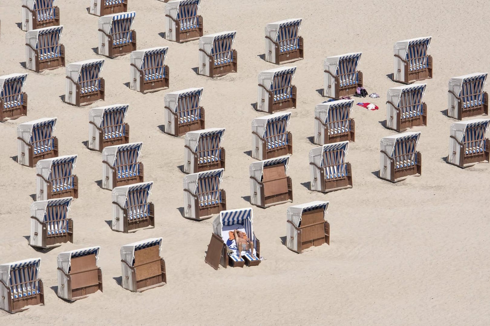 Die Strandkörbe für die Badesaison 2017 stehen an Mecklenburg-Vorpommerns Ostseeküste für Urlauber bereit.