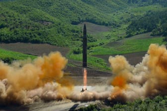 Nordkorea hat nach eigenen Angaben erstmals erfolgreich eine Interkontinentalrakete (ICBM) getestet.