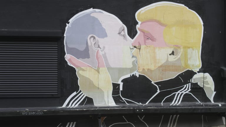 Ein Grafitti der litauischen Künstlerin Mindaugas Bonanu zeigt Putin und Trump bei einem innigem Kuss. Ob das Treffen der beiden tatsächlich so harmonisch sein wird?
