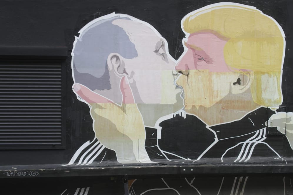 Ein Grafitti der litauischen Künstlerin Mindaugas Bonanu zeigt Putin und Trump bei einem innigem Kuss. Ob das Treffen der beiden tatsächlich so harmonisch sein wird?