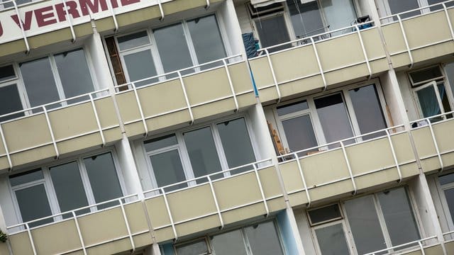 Plattenbauten sind noch zu haben: Leerstehende Wohnungen in einem Mietshaus in Berlin. Plattenbauten sind noch zu haben: Leerstehende Wohnungen in einem Mietshaus in Berlin.