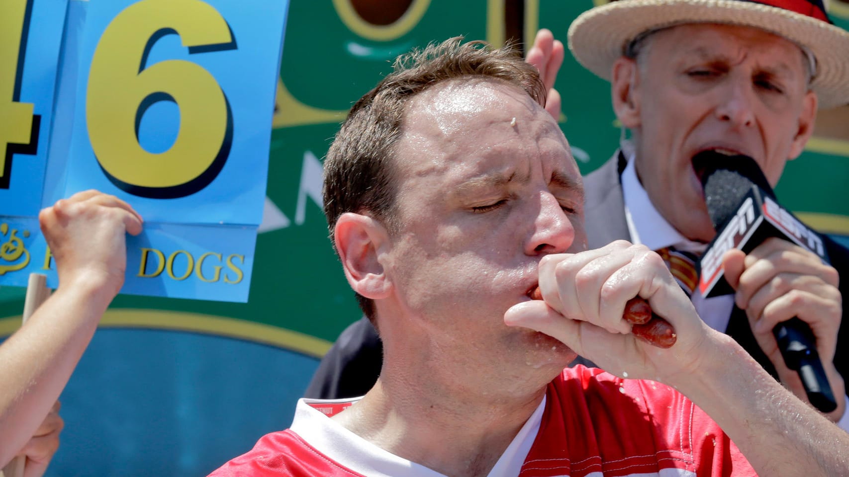 Joey Chestnut nimmt sich selbst nicht sonderlich ernst; er sei einfach ein albernen Typ, der gerne isst. Joey Chestnut nimmt sich selbst nicht sonderlich ernst; er sei einfach ein albernen Typ, der gerne isst.