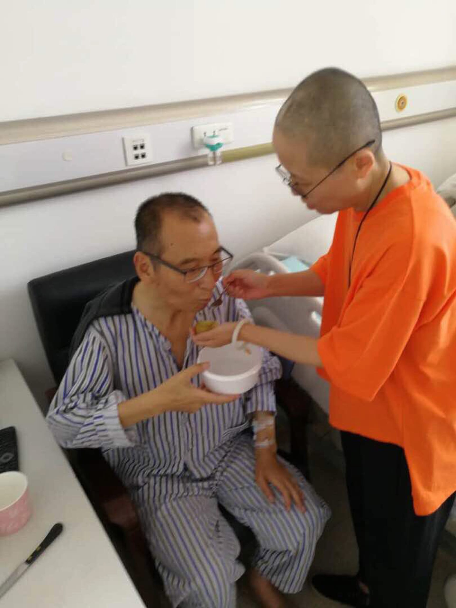 Das Foto zeigt den schwer krebskranken, chinesischen Friedensnobelpreisträgers Liu Xiaobo (l), wie er von seiner Frau Liu Xia in einem Krankenhaus in Shenyang (China) betreut wird.