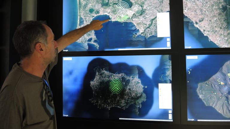 Der Geologe Roberto Isaia zeigt im Vulkan-Observatorium des Nationalen Instituts für Geophysik und Vulkanologie auf eine Satellitenaufnahme des Golfs von Neapel.