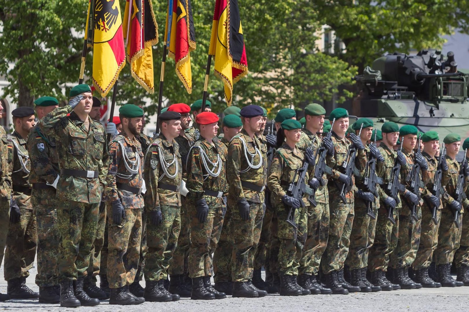 Auf Grund der erwarteten Proteste rund um den G20-Gipfel reagiert die Bundeswehr nun auf die besondere Gefahr von Übergriffen gegenüber Soldaten in Uniform.