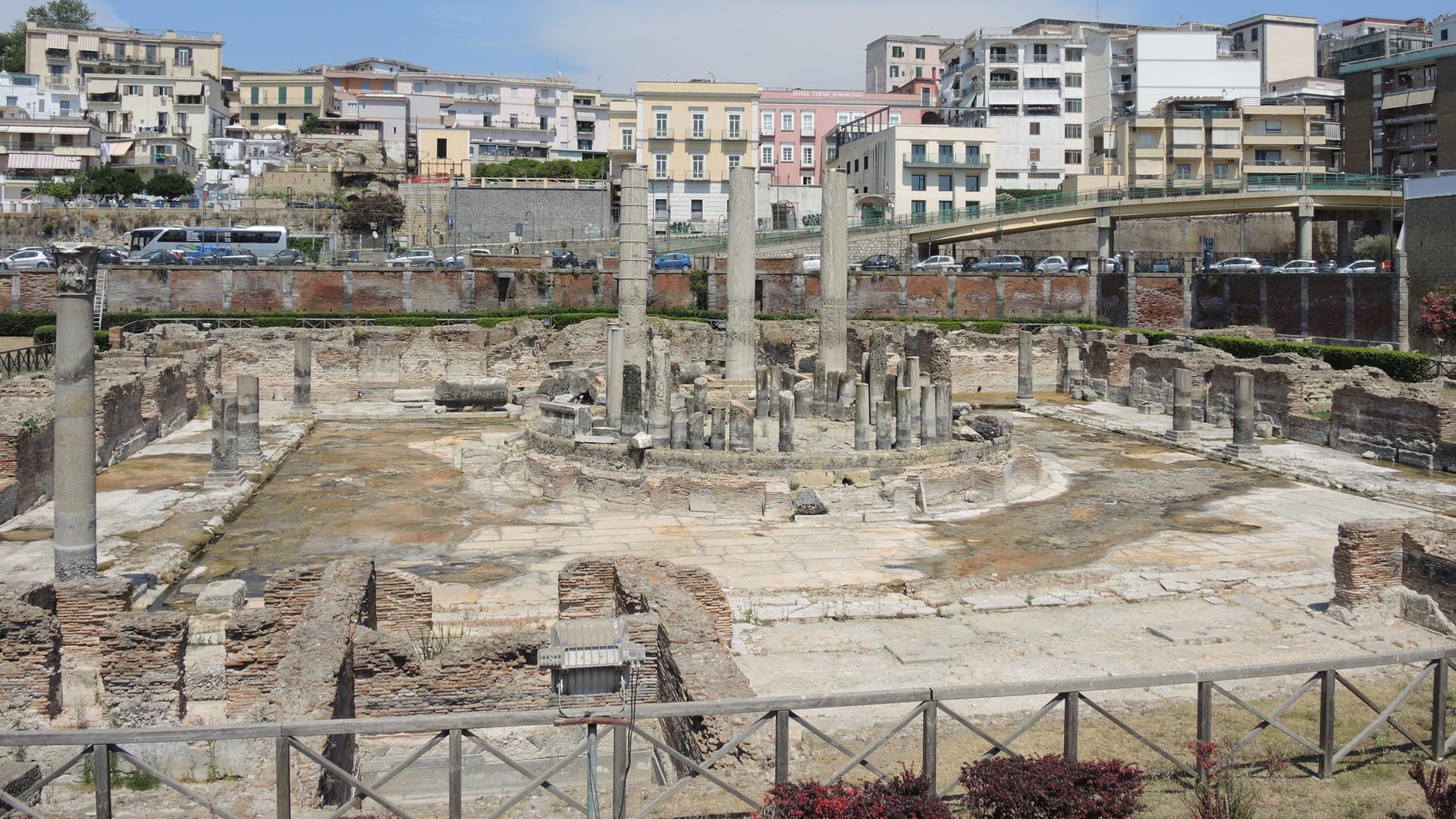 Die Phlegräischen Felder Spuren hinterlassen: An der Ausgrabungsstätte in Pozzuoli sind am Rückstande von Meeresmuscheln zu sehen. Der antike römische Markt stand eine Zeit lang unter Wasser, weil sich aufgrund der Vulkanaktivität der Erdboden gesenkt hatte. Mittlerweile liegt der Markt wieder weit über dem Meeresspiegel.