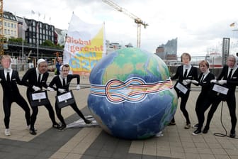 Aktivisten von Attac bei einer Aktion im Vorfeld des G20-Gipfels.