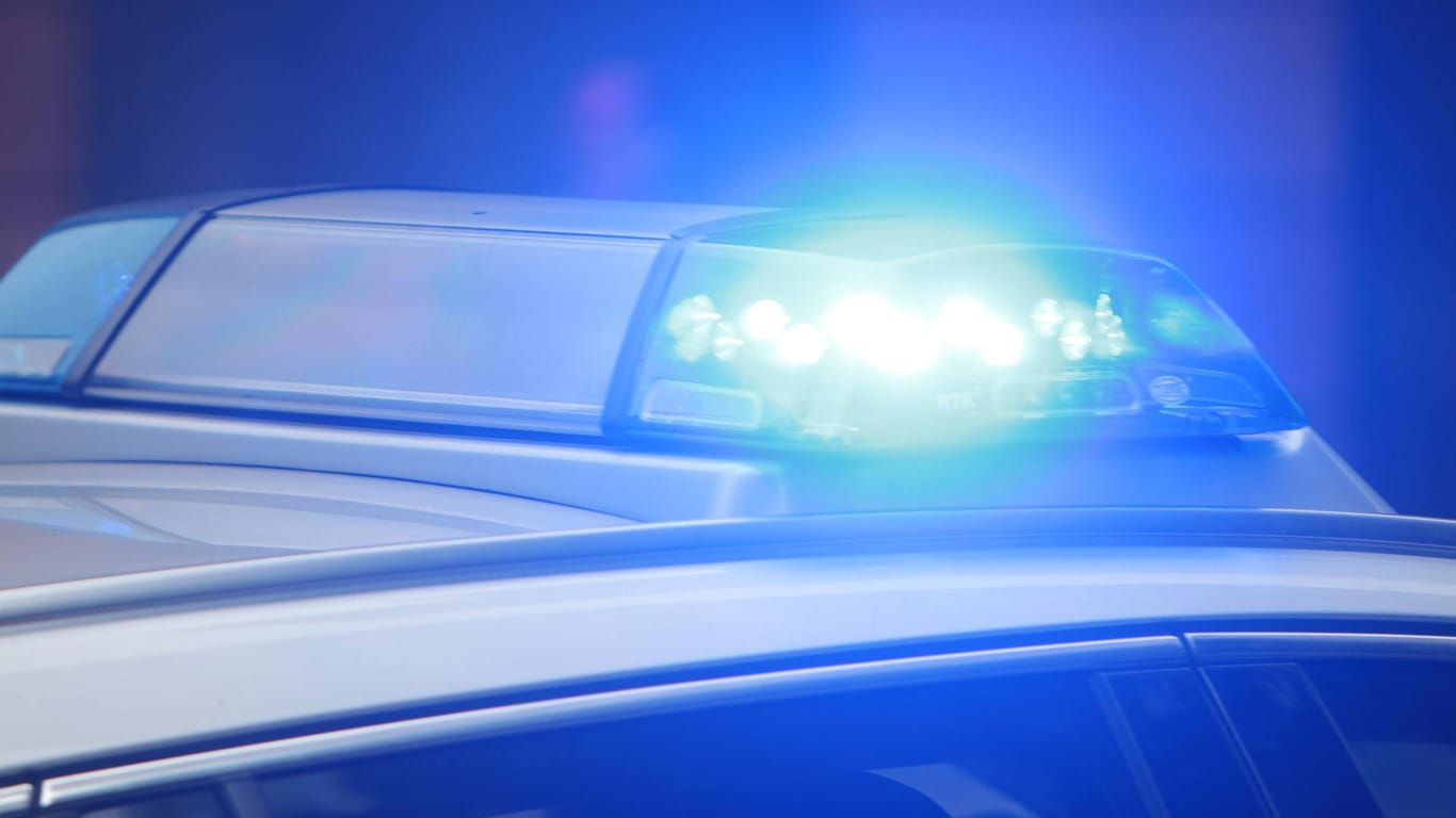 Einsatzwagen der Polizei mit eingeschaltetem Blaulicht (Symbolbild).